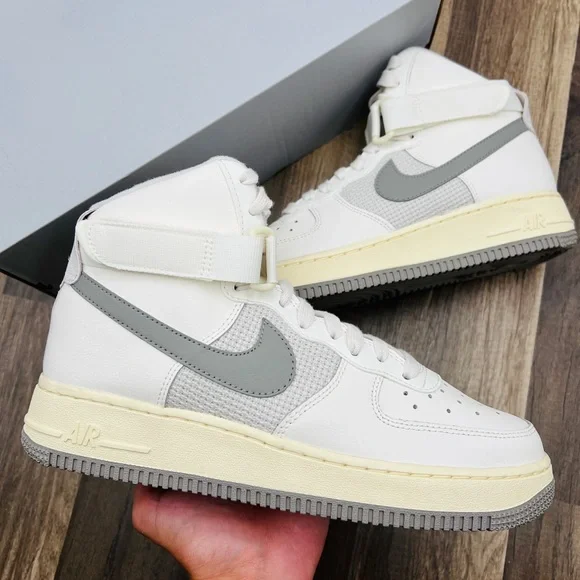 Nike Air Force 1 High LE - Picture 2 of 8
